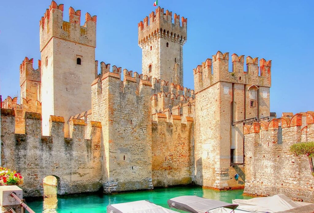 Městečko Sirmione u jezera Garda