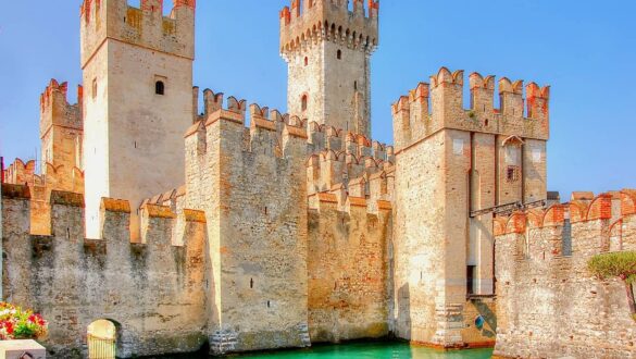 Městečko Sirmione u jezera Garda